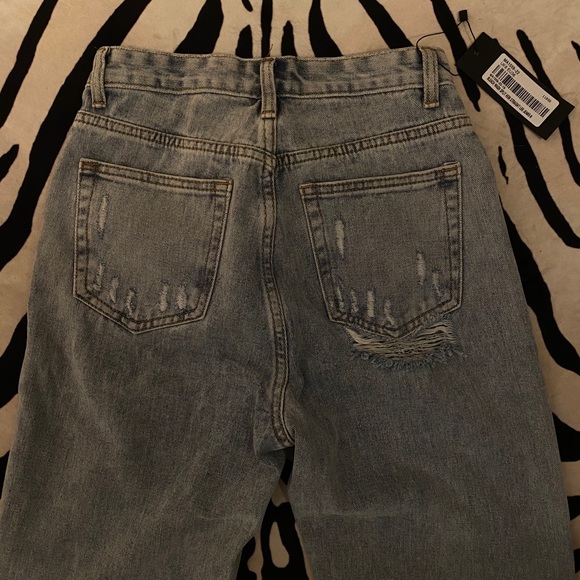 side slit hem bleach wash jeans || DOLLS KILL - Picture 5 of 7